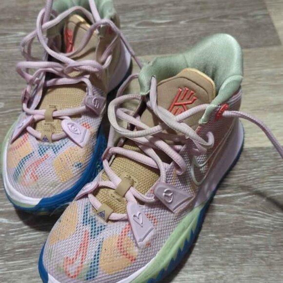 Size 4 - Nike Kyrie 7 EP 1 World 1 People - Regal Pink